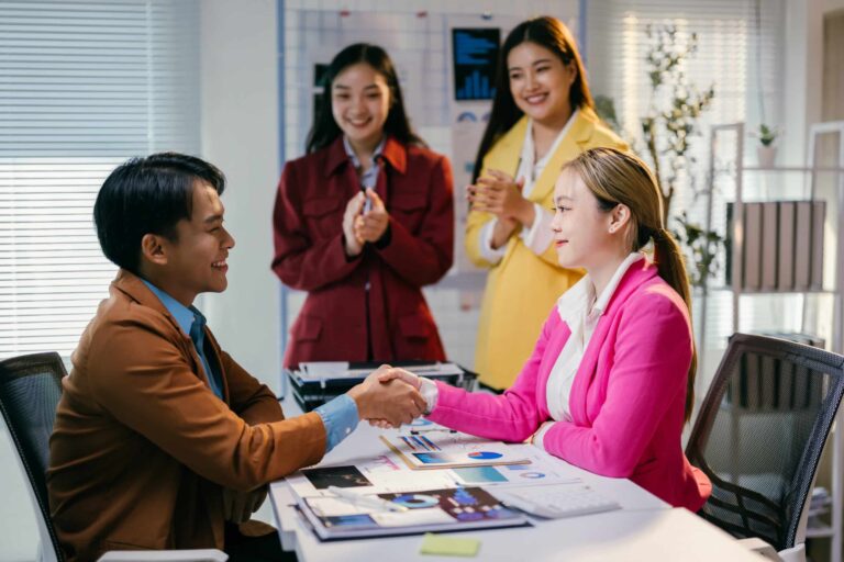 Les avantages du recrutement externe vs. la promotion interne : quel choix pour votre organisation ?