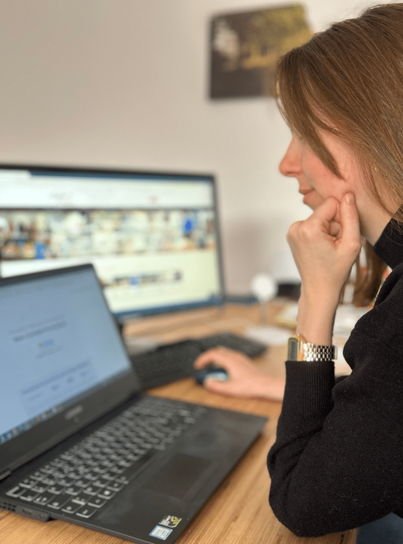 Femme devant un ordinateur qui réalise un bilan de compétence à toulouse