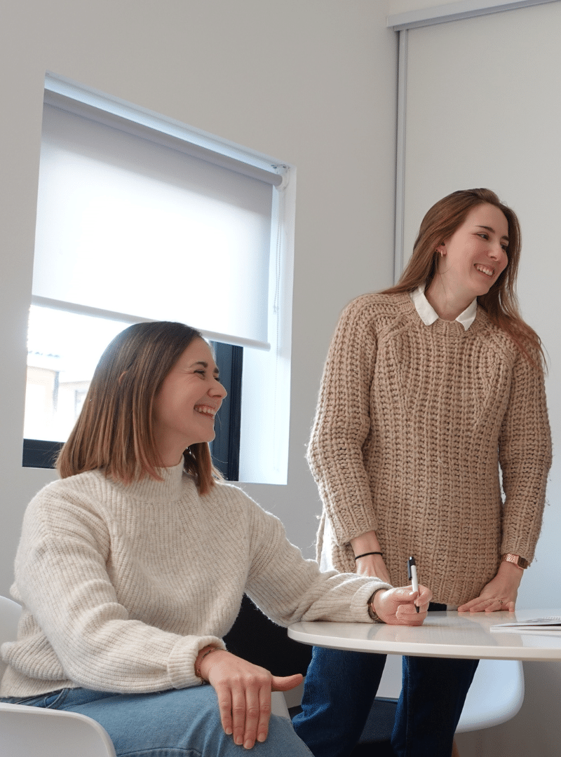 Photos de 2 femmes qui sourient qualité de vie au travail lfc humaine